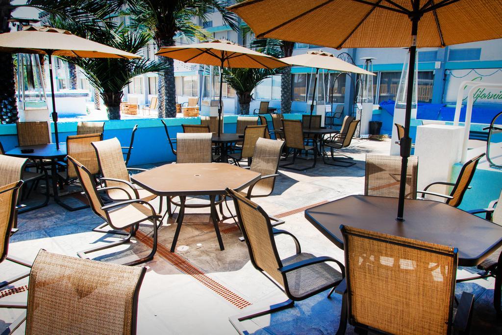 California Palms Hotel And Suites Austintown Exterior foto